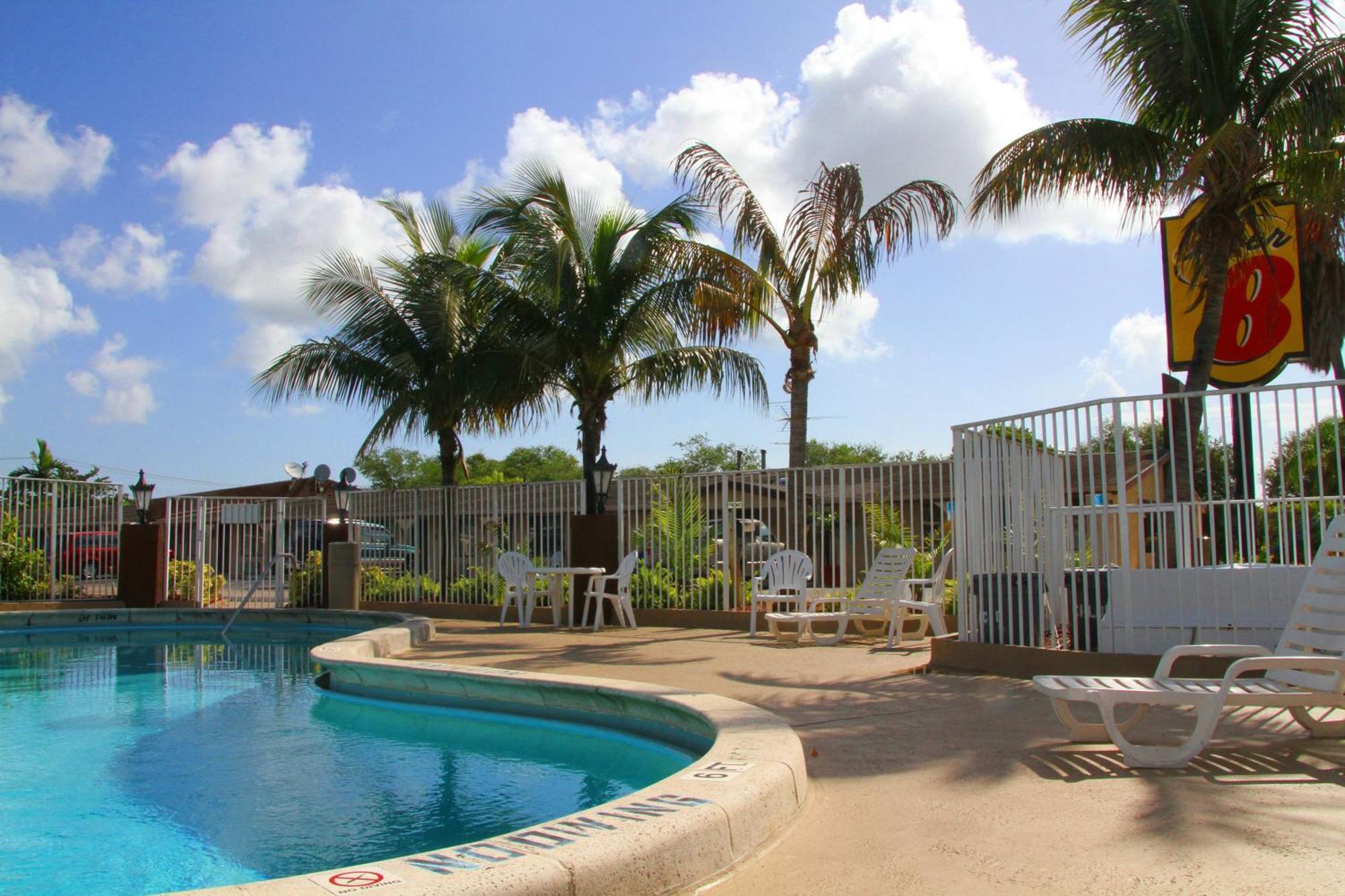 Super 8 By Wyndham Lantana West Palm Beach Exterior foto